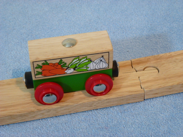 Wagon towarowy z warzywami do dĽwigów magnetycznych