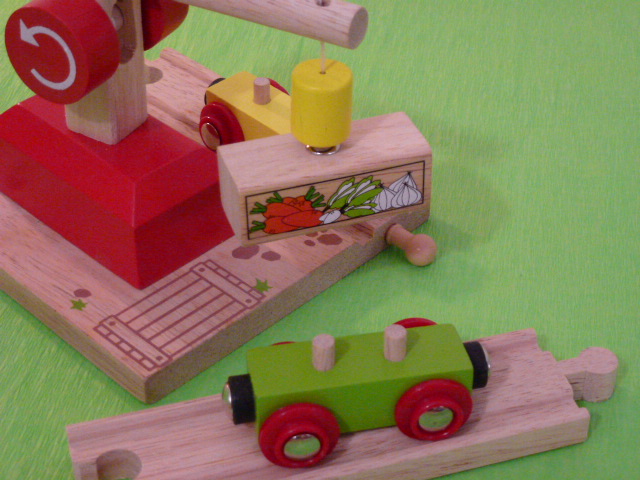 Wagon towarowy z warzywami do dĽwigów magnetycznych