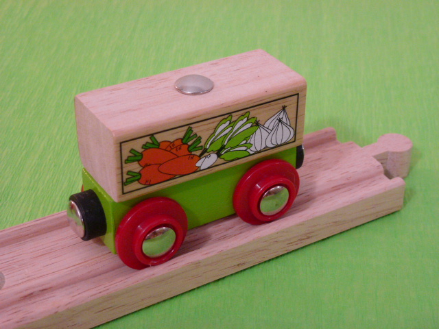 Wagon towarowy z warzywami do dĽwigów magnetycznych
