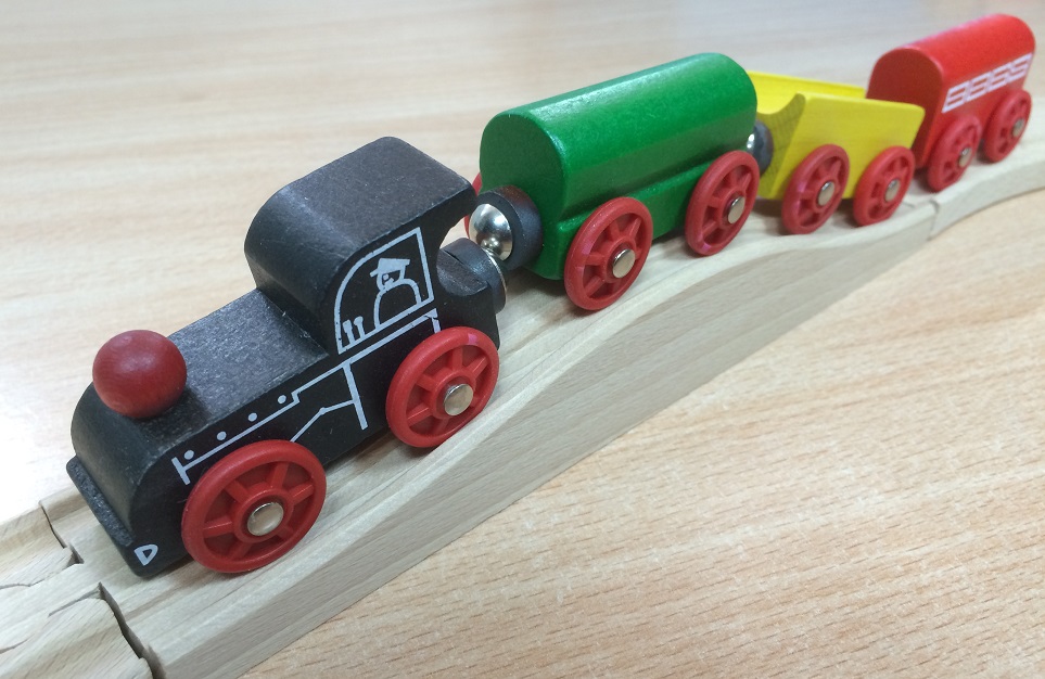 Kolorowy pociąg drewniany - Kolejkowy Zakątek